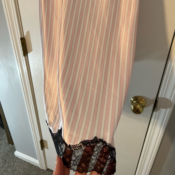 VICTORIA’S SECRET Classic Pink & Black Striped Lace Slip - Size Medium 🩷🤍🖤 - Picture 3 of 7